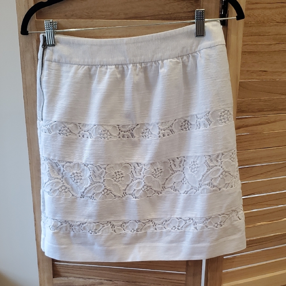 LOFT linen-look beachy mini skirt with Lace detail size 2 - Picture 2 of 11
